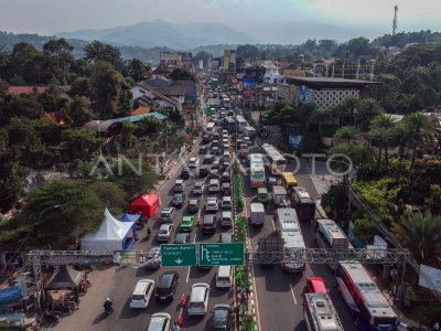 Kepadatan Kendaraan Saaat Libur Panjang Natal Di Puncak Bogor Antara Foto