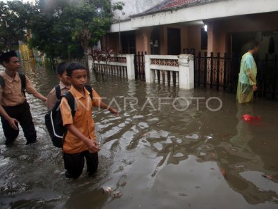 Banjir Di Perumahan Puri Kartika Ciledug Antara Foto