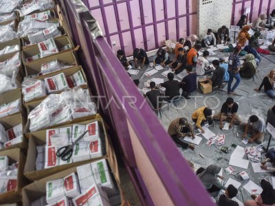 Penyortiran Dan Pelipatan Surat Suara Pemilu Di Ciamis Antara Foto