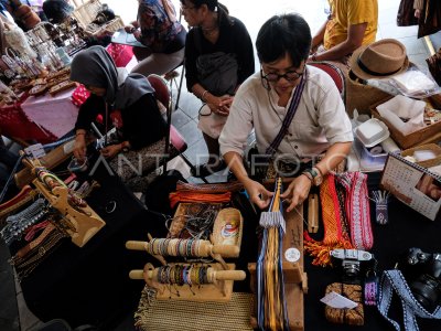 Produk Kerajinan Tenun ANTARA Foto