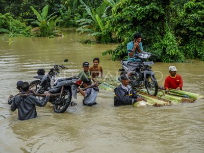 Akses Jalan Terputus Akibat Banjir Di Pandeglang Antara Foto