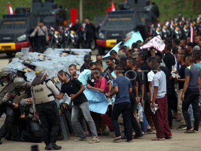 Simulasi Pengamanan Pemilu Antara Foto