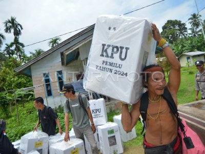 Distribusi Logistik Pemilu Ke Pedalaman Mentawai ANTARA Foto