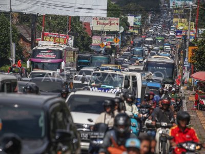 Solusi Atasi Kemacetan Jalur Wisata Puncak Bogor ANTARA Foto