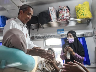 Presiden Jokowi Tinjau Arus Mudik Di Stasiun Pasar Senen ANTARA Foto