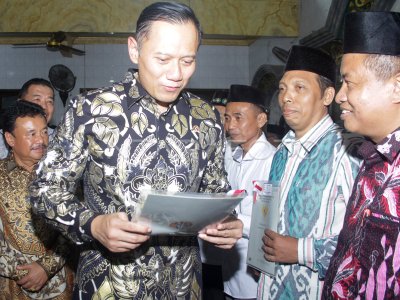 Menteri Atr Bagikan Sertifikat Tanah Wakaf Antara Foto