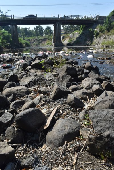 Sungai Madiun Mengering Akibat Kemarau Antara Foto