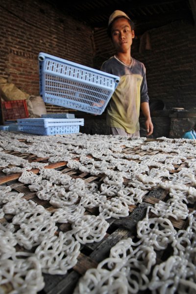 Produksi Kerupuk Putih Antara Foto