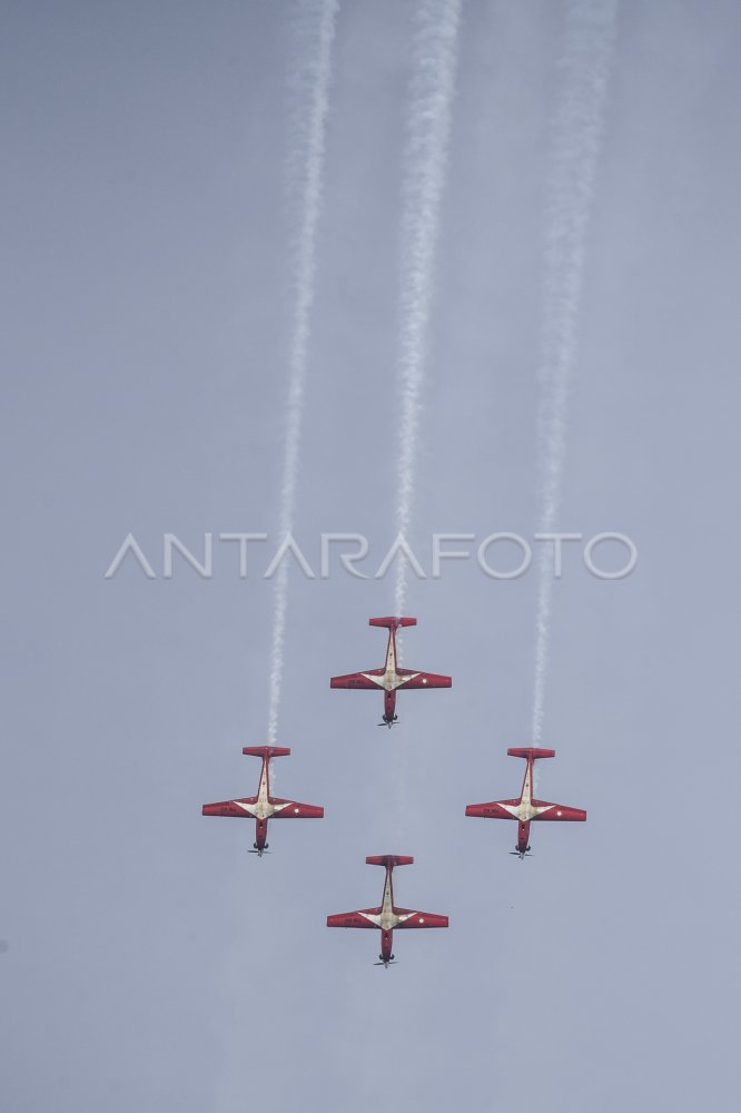 JUPITER AEROBATIC TEAM BERAKSI DI ATAS DANAU TOBA ANTARA Foto