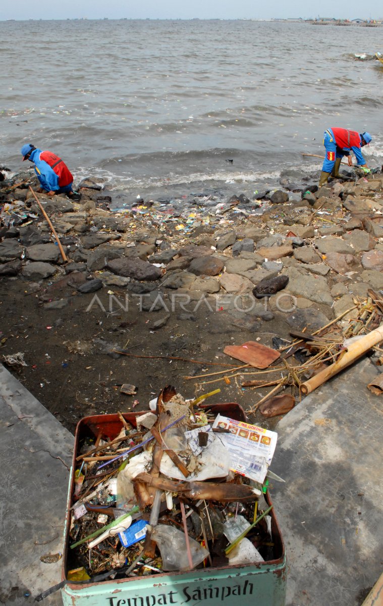 SAMPAH TELUK JAKARTA ANTARA Foto