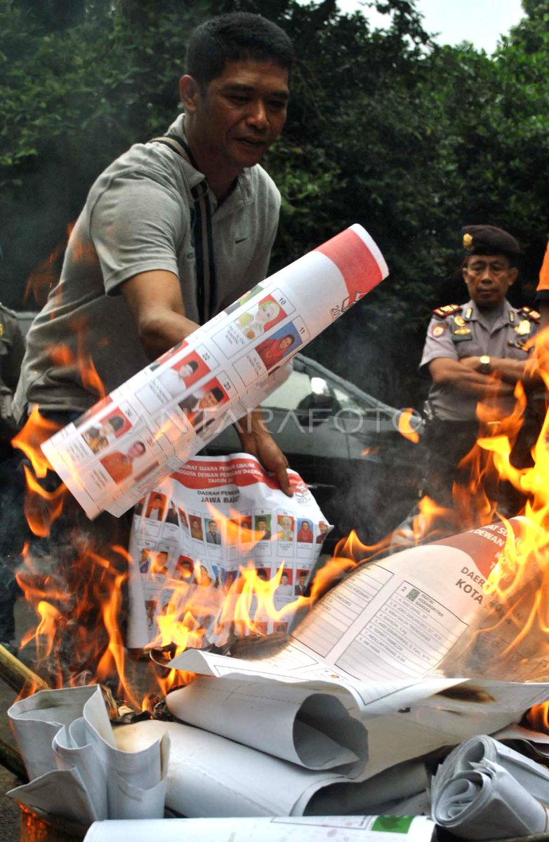 PEMUSNAHAN SURAT SUARA RUSAK ANTARA Foto