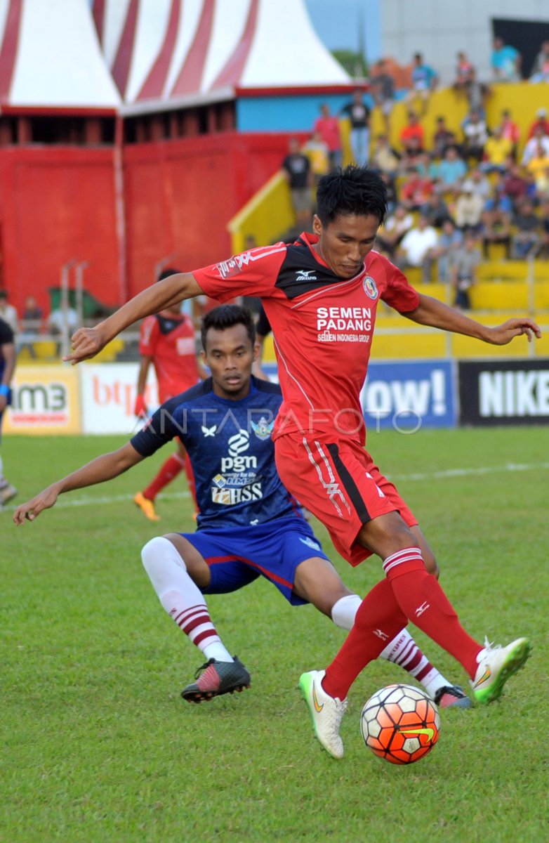 Semen Padang Kalahkan Persegres Antara Foto