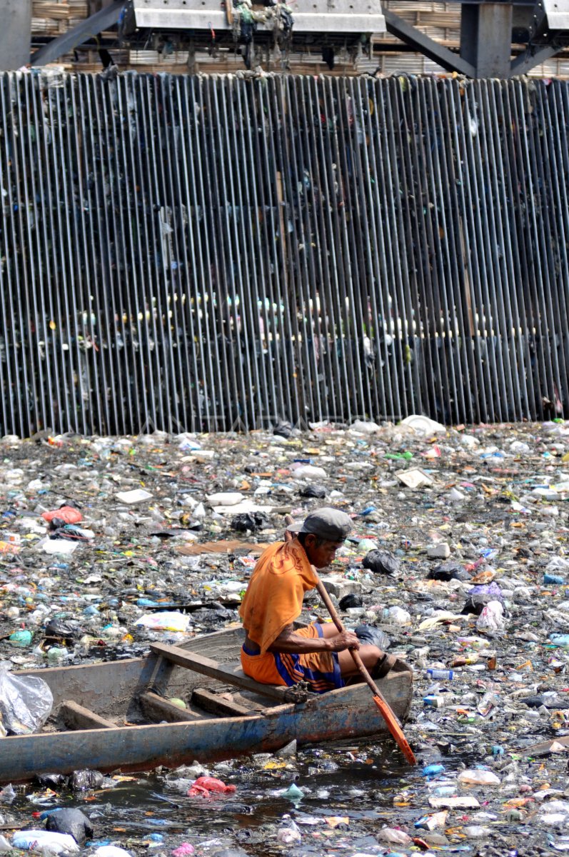 Sampah Penuhi Sungai Antara Foto