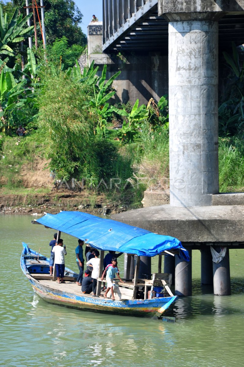 Jasa Penyeberangan Jembatan Amblas Antara Foto