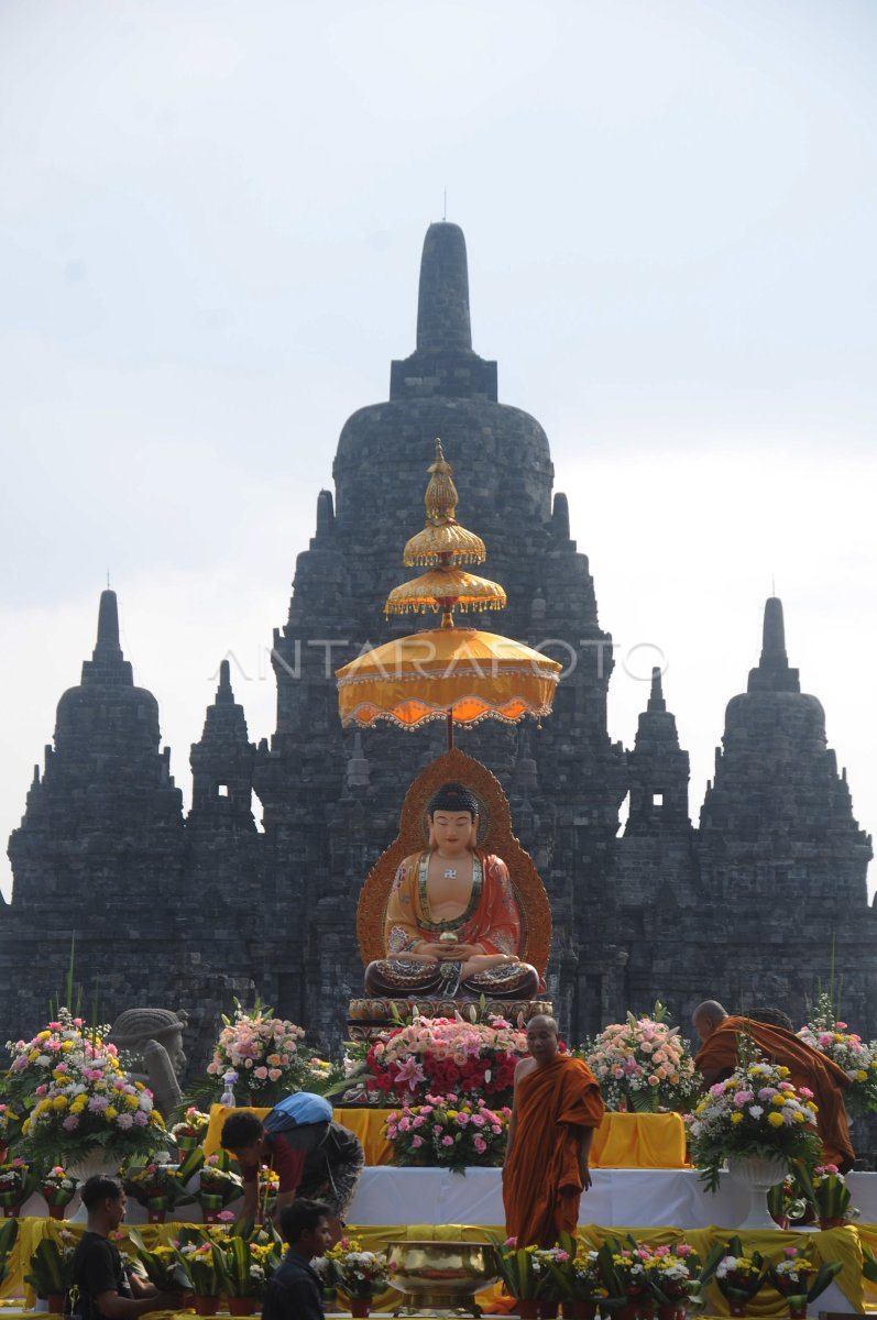 PERSIAPAN WAISAK CANDI SEWU ANTARA Foto