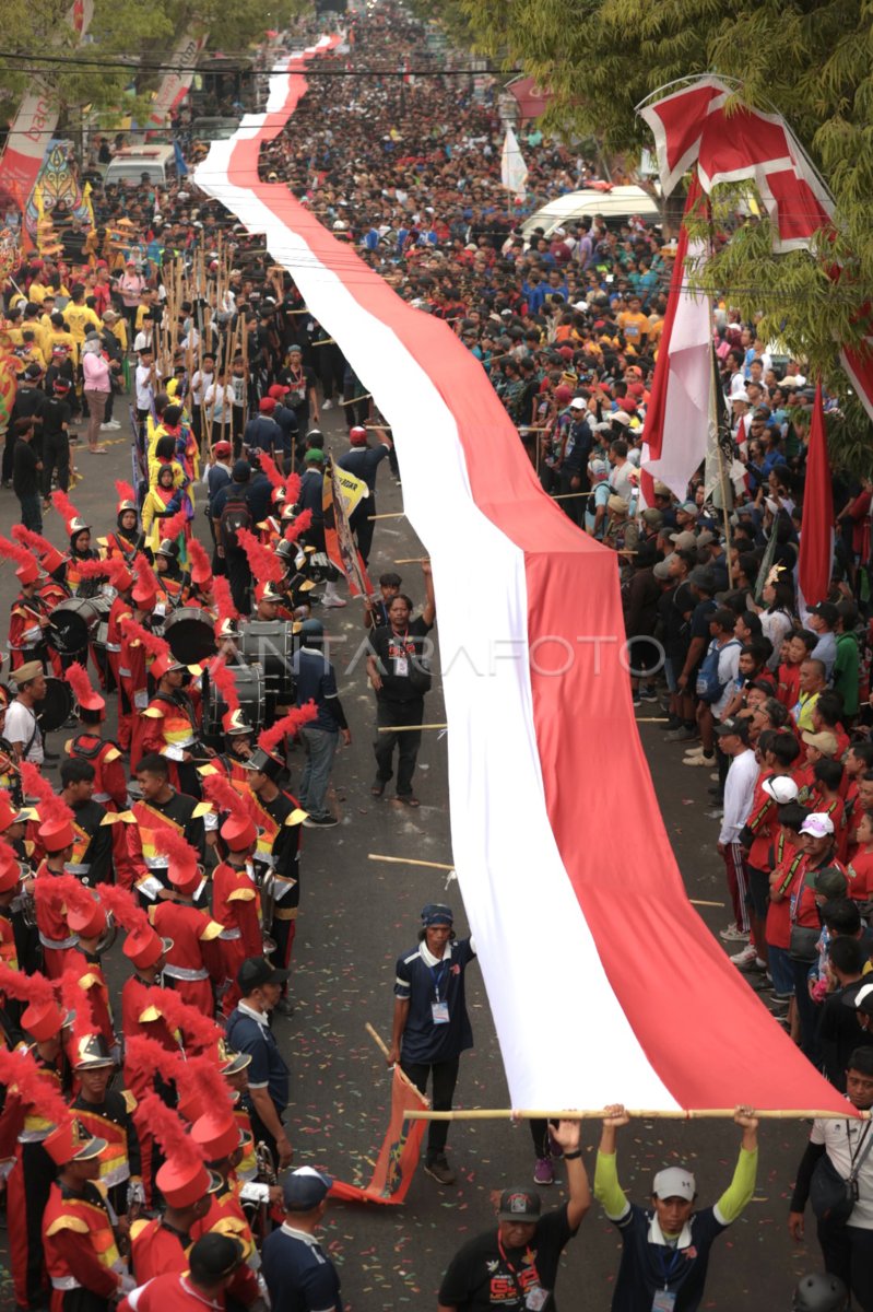 Rekor Muri Gerak Jalan Dengan Bendera Terpanjang Antara Foto