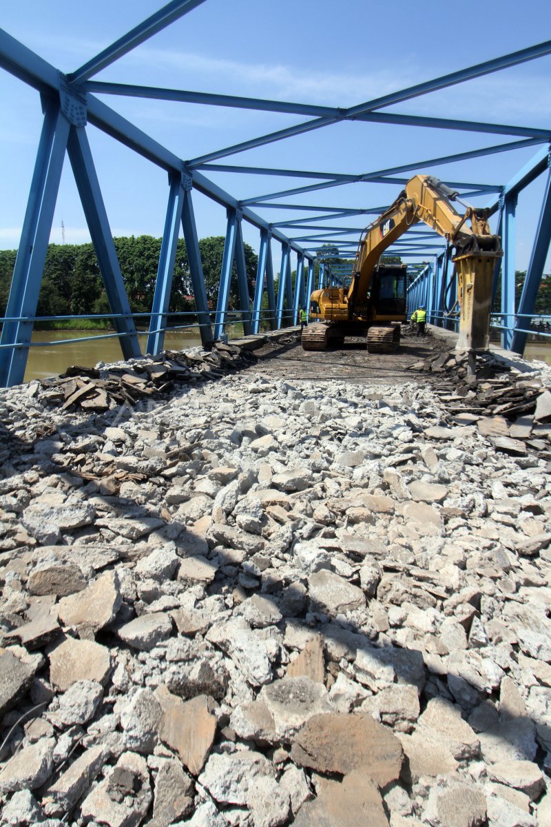 Penggantian Kontruksi Jembatan Antara Foto