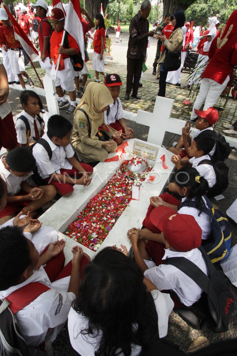 Berdoa Di Makam Pahlawan Antara Foto