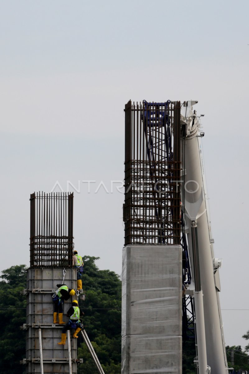 Pembangunan Kereta Api Ringan Antara Foto