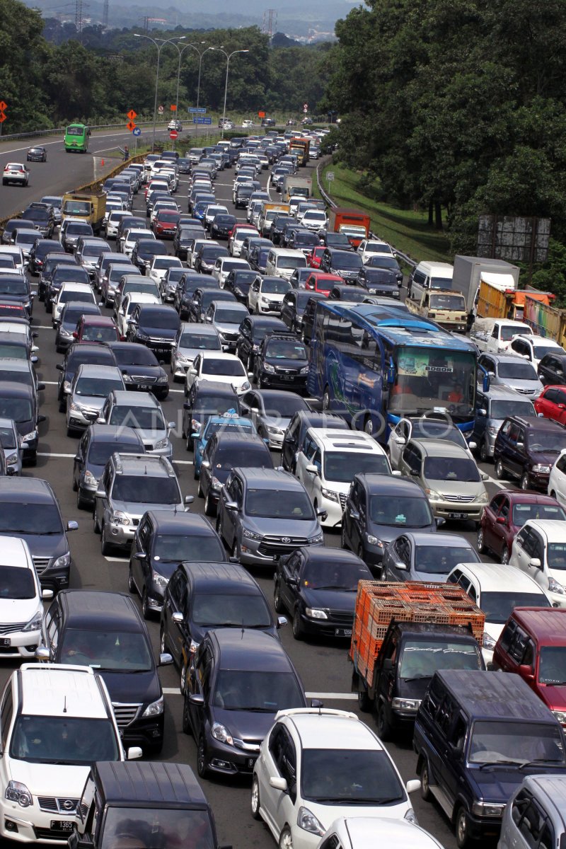 Kemacetan Di Gerbang Tol Bogor Antara Foto