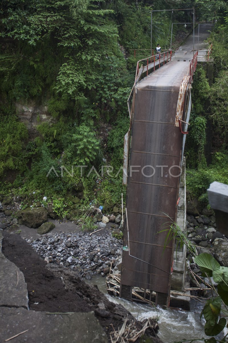 JEMBATAN AMBRUK TERGERUS AIR SUNGAI ANTARA Foto