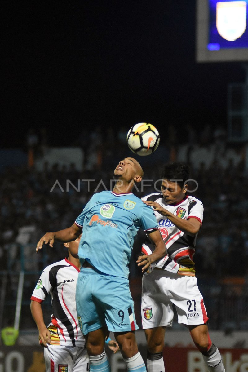 PERSELA LAMONGAN LAWAN MITRA KUKAR ANTARA Foto