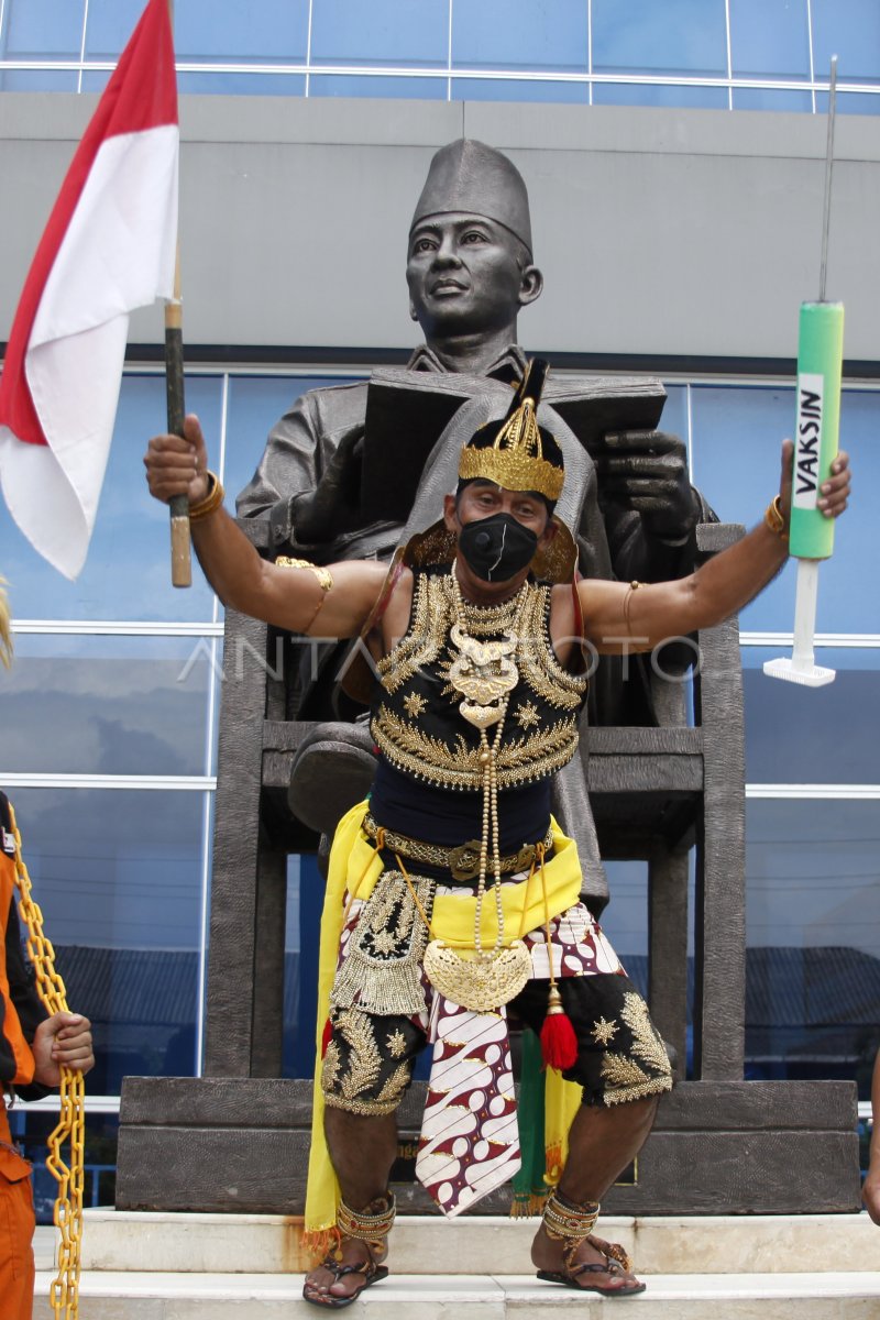 PENERIMA VAKSIN BERKOSTUM WAYANG ANTARA Foto