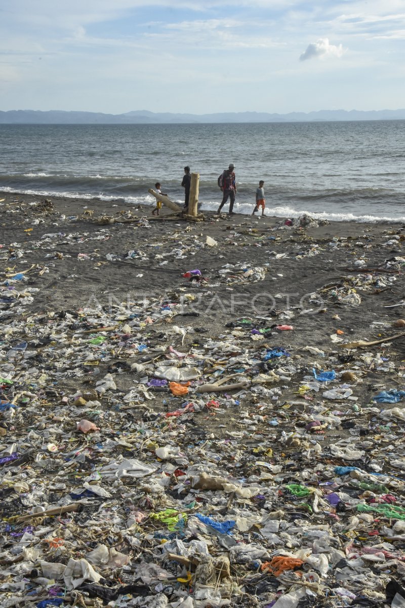 PANTAI LOANG BALOQ PENUH SAMPAH ANTARA Foto