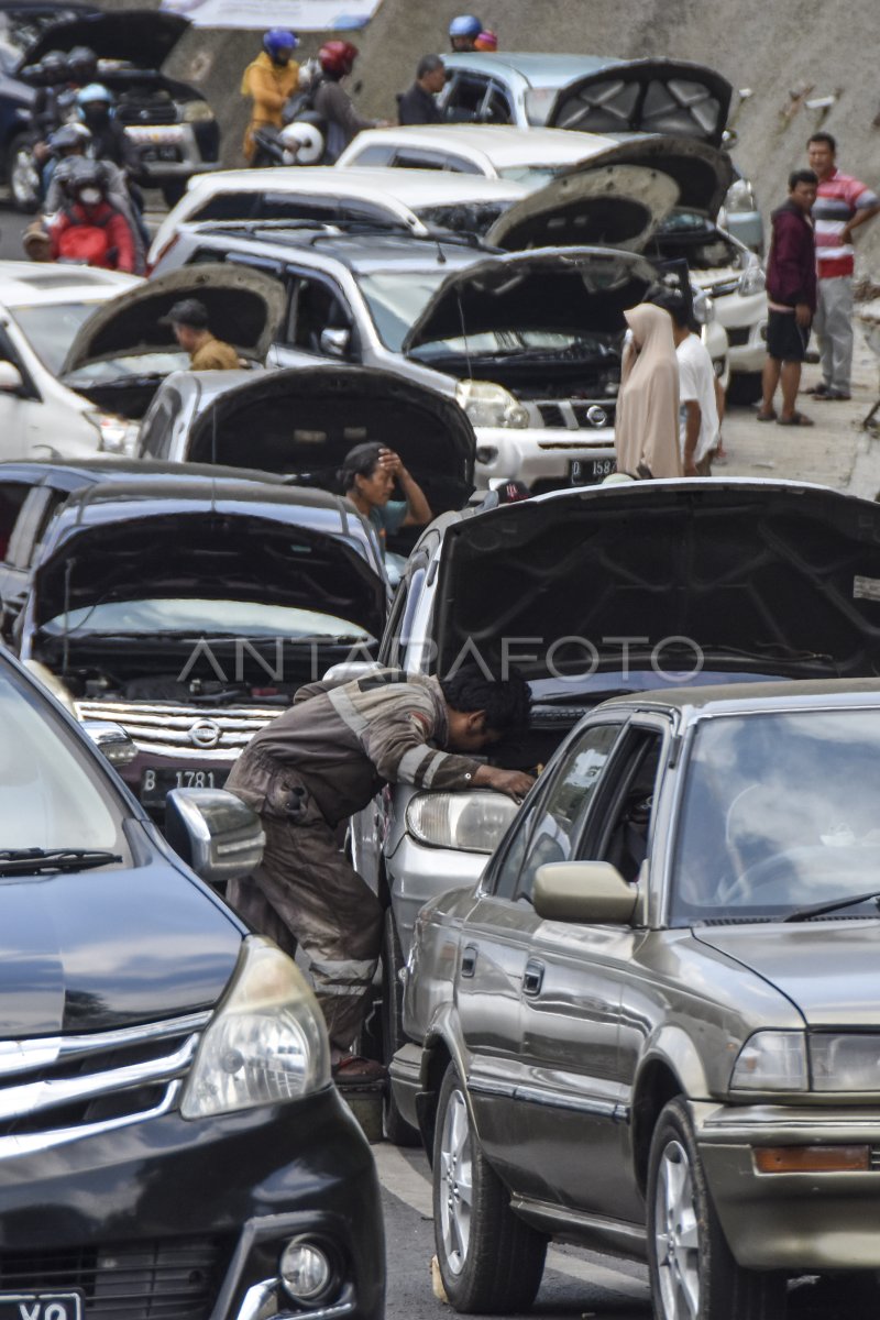 Kendaraan Pemudik Mogok Di Jalur Gentong Antara Foto