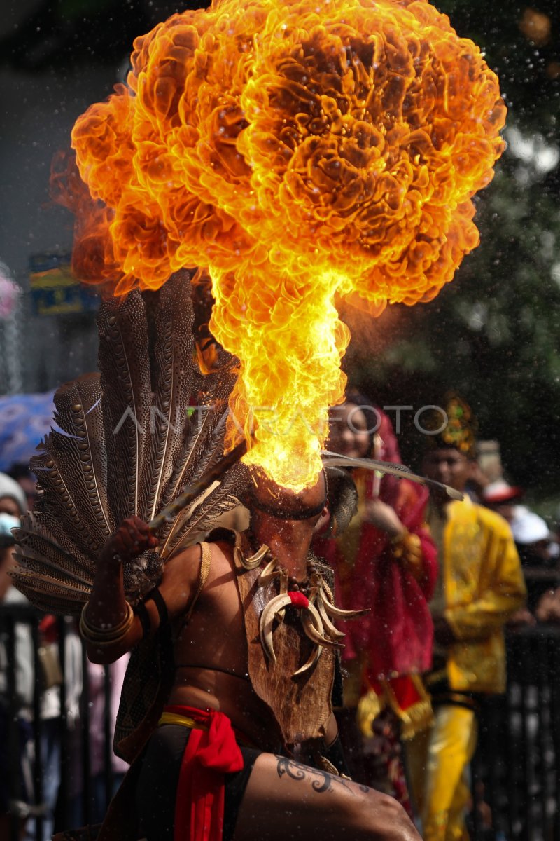 Parade Surabaya Cross Culture International Folk Art Festival ANTARA Foto