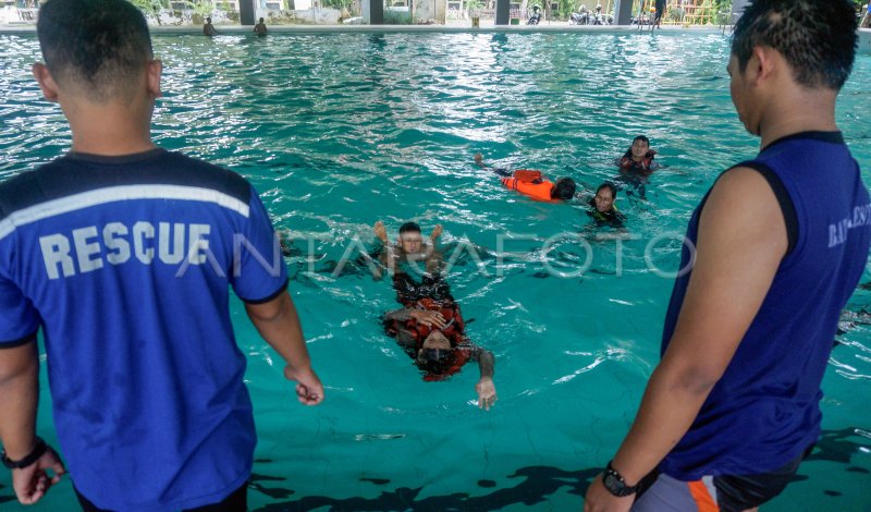 PELATIHAN PENYELAMATAN KORBAN DI AIR ANTARA Foto