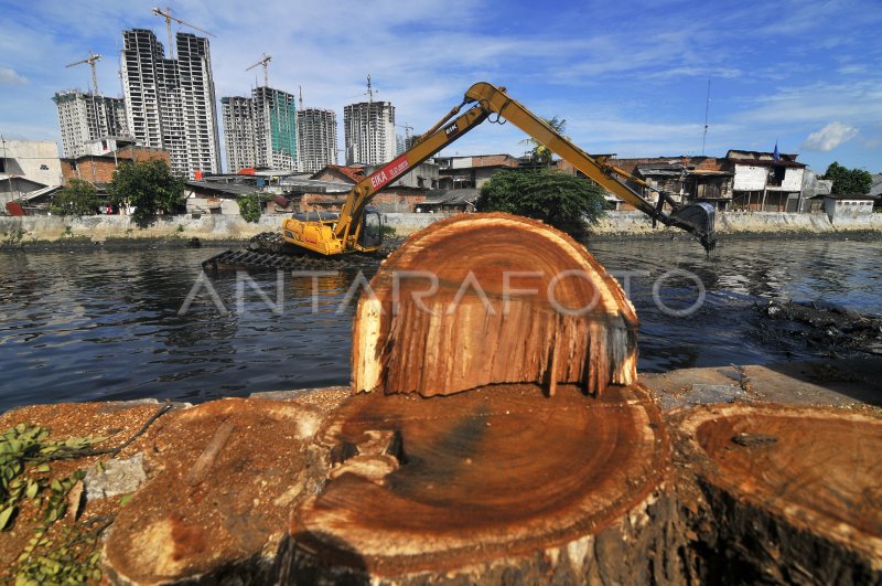 Pengerukan Kali Sentiong Antara Foto