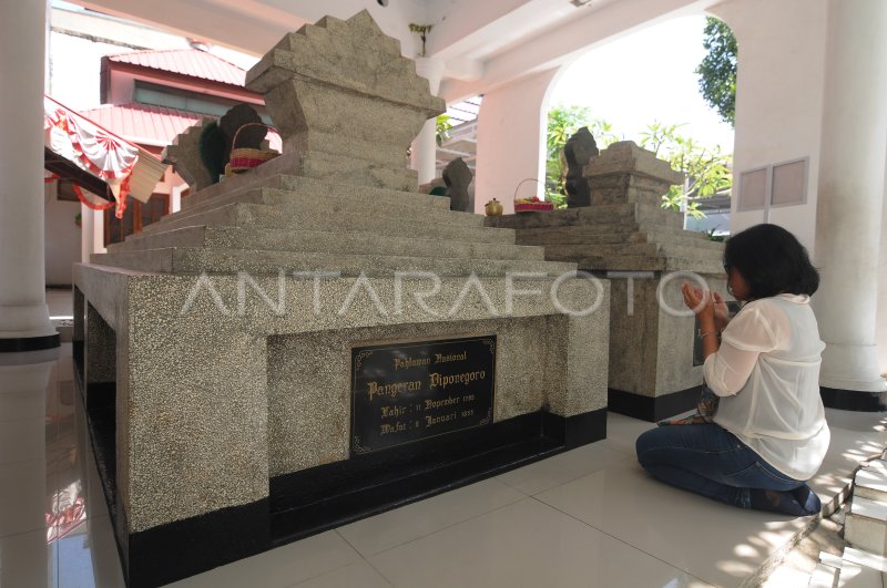 Ziarah Makam Pahlawan Pangeran Diponegoro Antara Foto