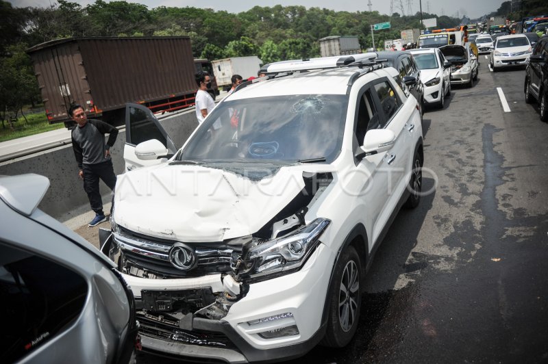 Kecelakaan Beruntun Di Tol Jakarta Cikampek Antara Foto