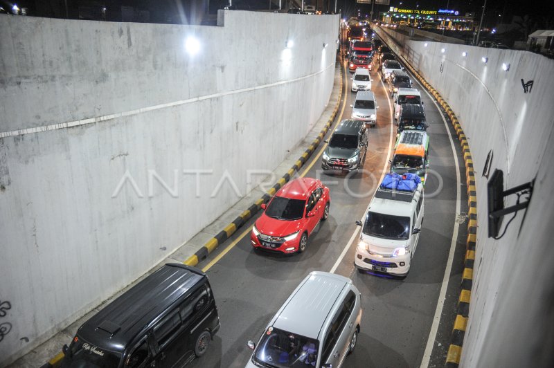 GERBANG KELUAR TOL CILEUNYI PADAT KENDARAAN ANTARA Foto