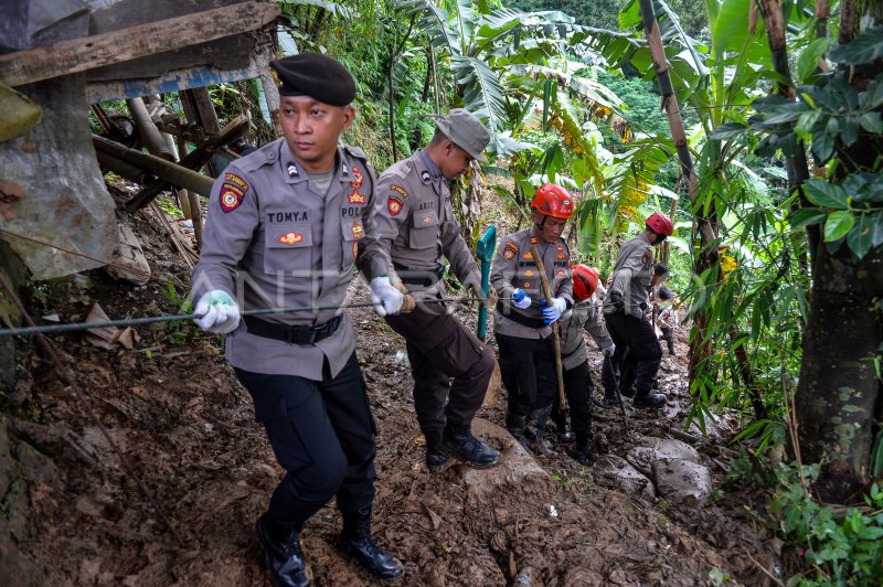 PENCARIAN KORBAN TERTIMBUN LONGSOR AKIBAT GEMPA CIANJUR ANTARA Foto