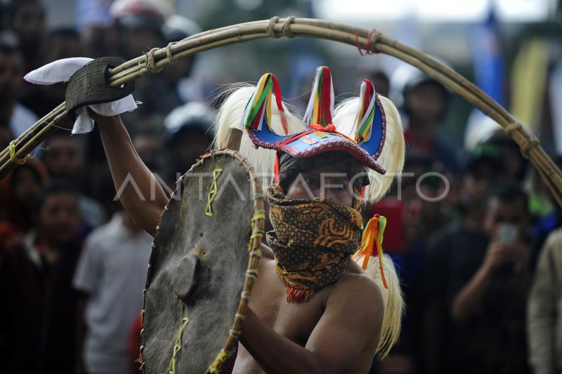 TARI PERANG CACI SIMBOL HEROISME DARI MANGGARAI ANTARA Foto