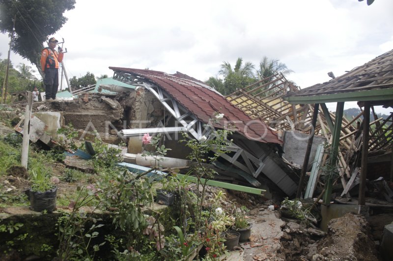 Gerakan Tanah Rusak Jalan Dan Rumah Di Sukabumi Antara Foto