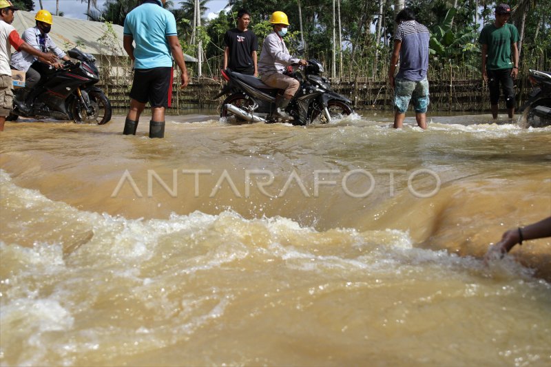 JALAN TRANS SULAWESI RUSAK ANTARA Foto