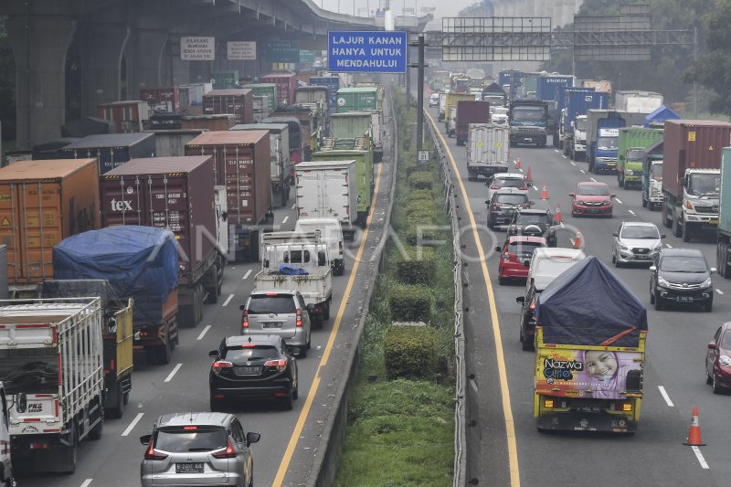 Kemacetan Di Tol Japek Akibat Perbaikan Jalan Antara Foto