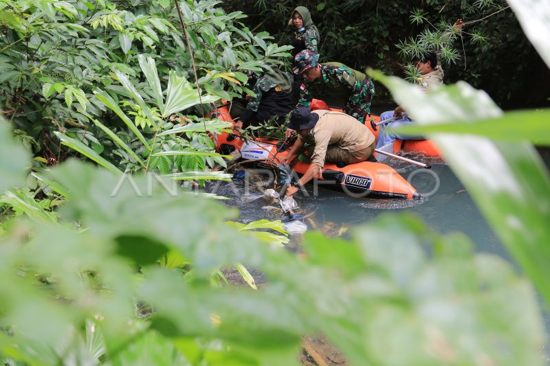 Aksi Pembersihan Sungai Bersejarah Krueng Daroy Antara Foto