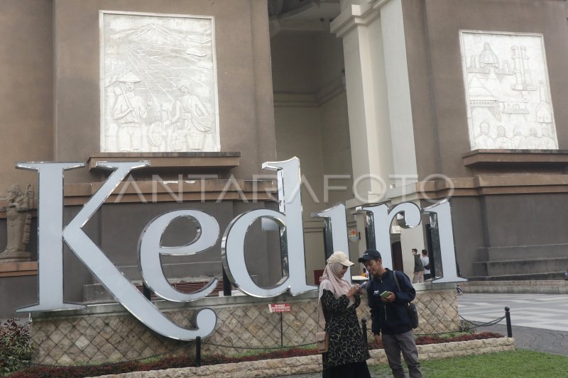 Ngabuburit Di Monumen Slg Kediri Antara Foto