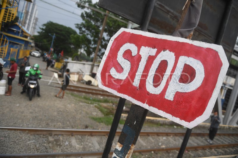 Penutupan Perlintasan Kereta Api Antara Foto