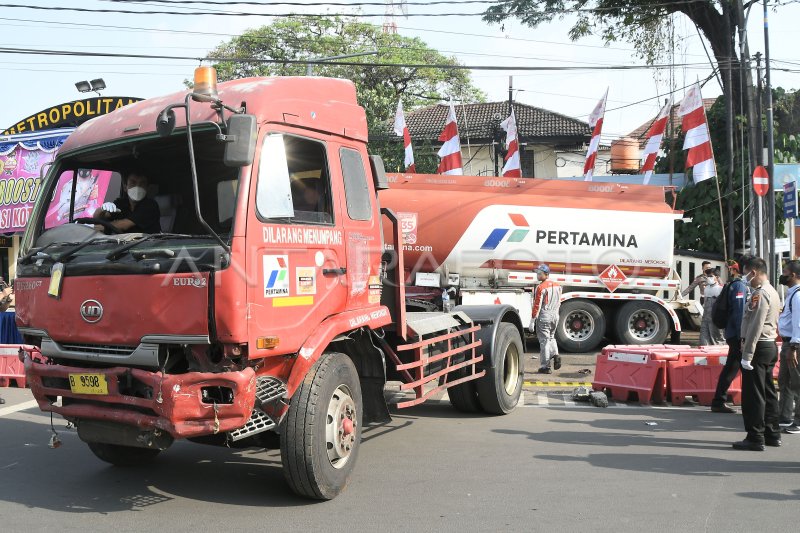 Pemeriksaan Truk Bbm Yang Mengalami Kecelakaan Di Cibubur Antara Foto