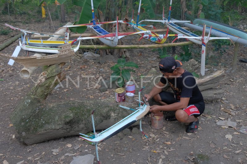 Kerajinan Miniatur Perahu Tradisional Antara Foto