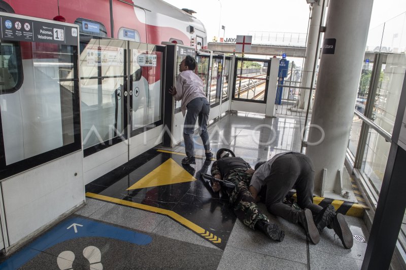 Wahana Zombie Di Lrt Jakarta Antara Foto