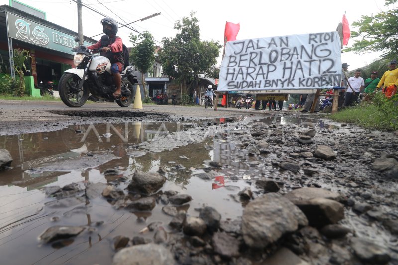 JALAN JALUR KEDIRI TULUNGAGUNG RUSAK ANTARA Foto