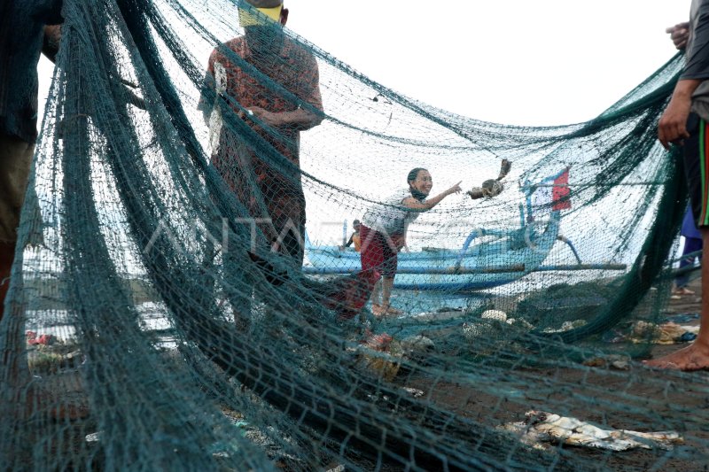 Sampah Plastik Di Jaring Nelayan Antara Foto