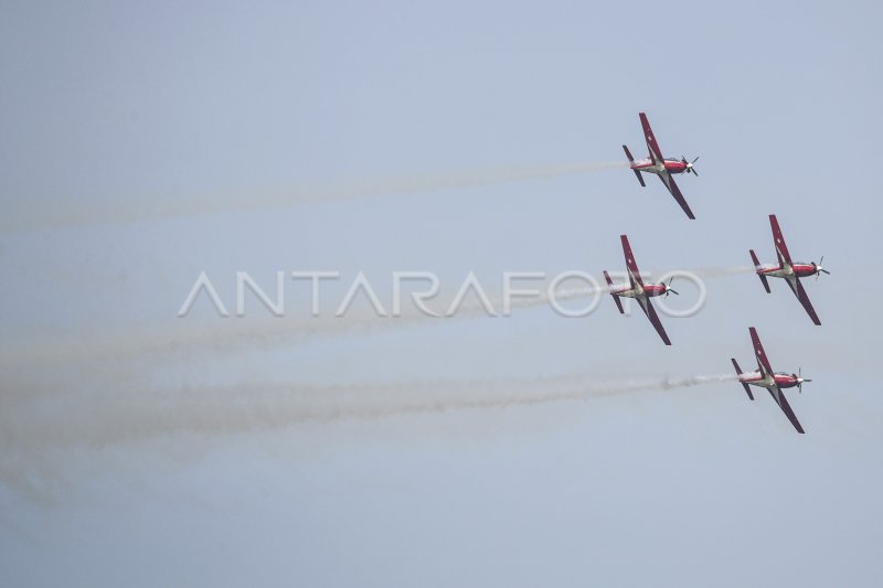 Jupiter Aerobatic Team Beraksi Di Atas Danau Toba Antara Foto