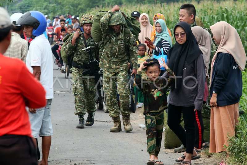 Latihan Terjun Payung Yonif Para Raider Kostrad Antara Foto